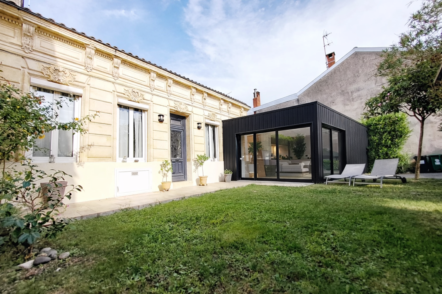 Extension avec bardage bois brûlé