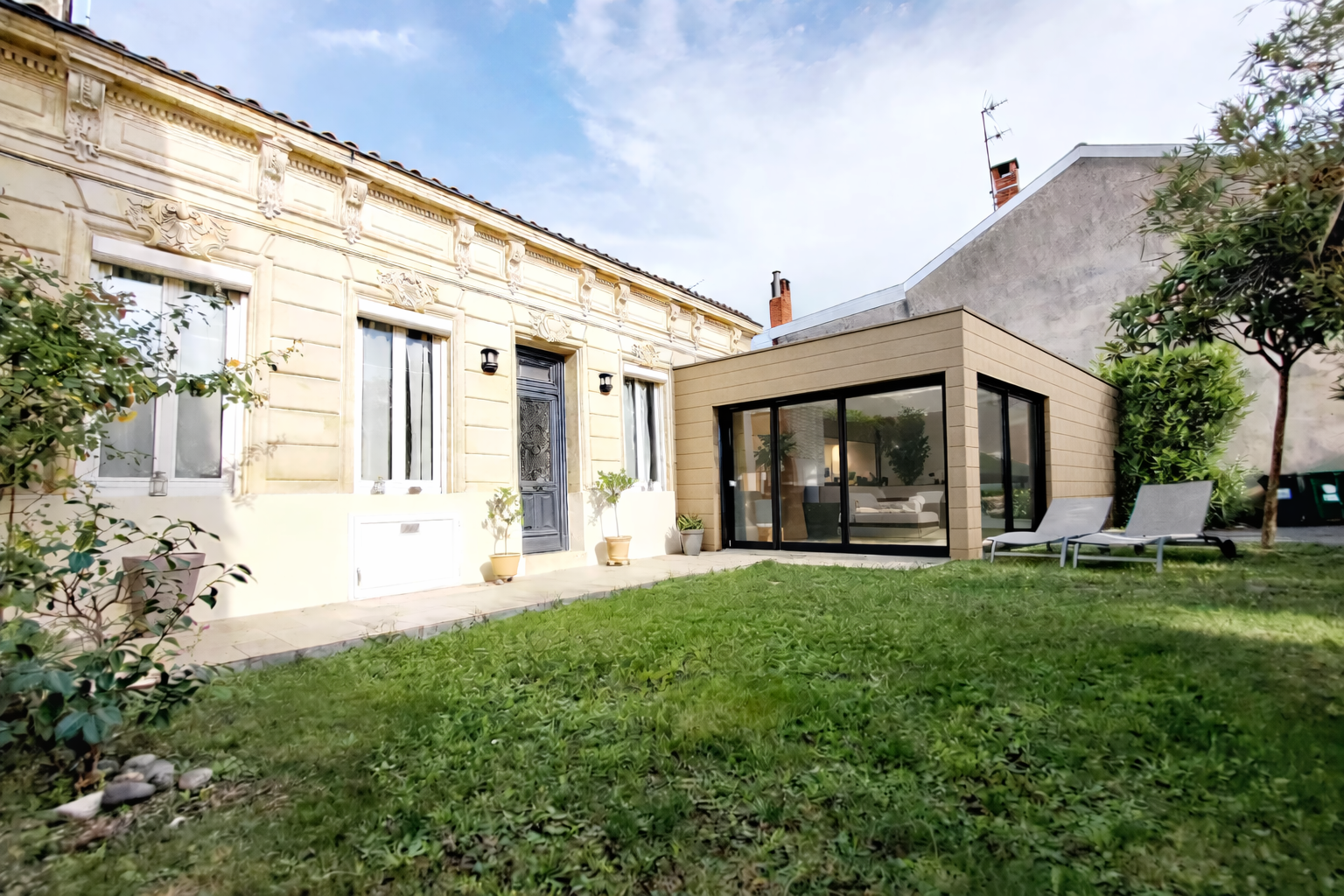 Extension avec bardage composite clair
